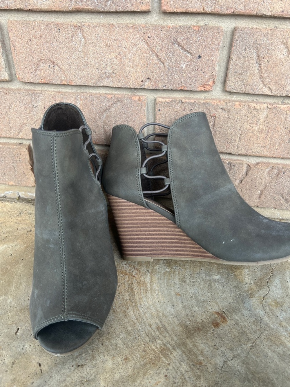 Sugar deep green Suede Peep-Toe-Wedge Booties